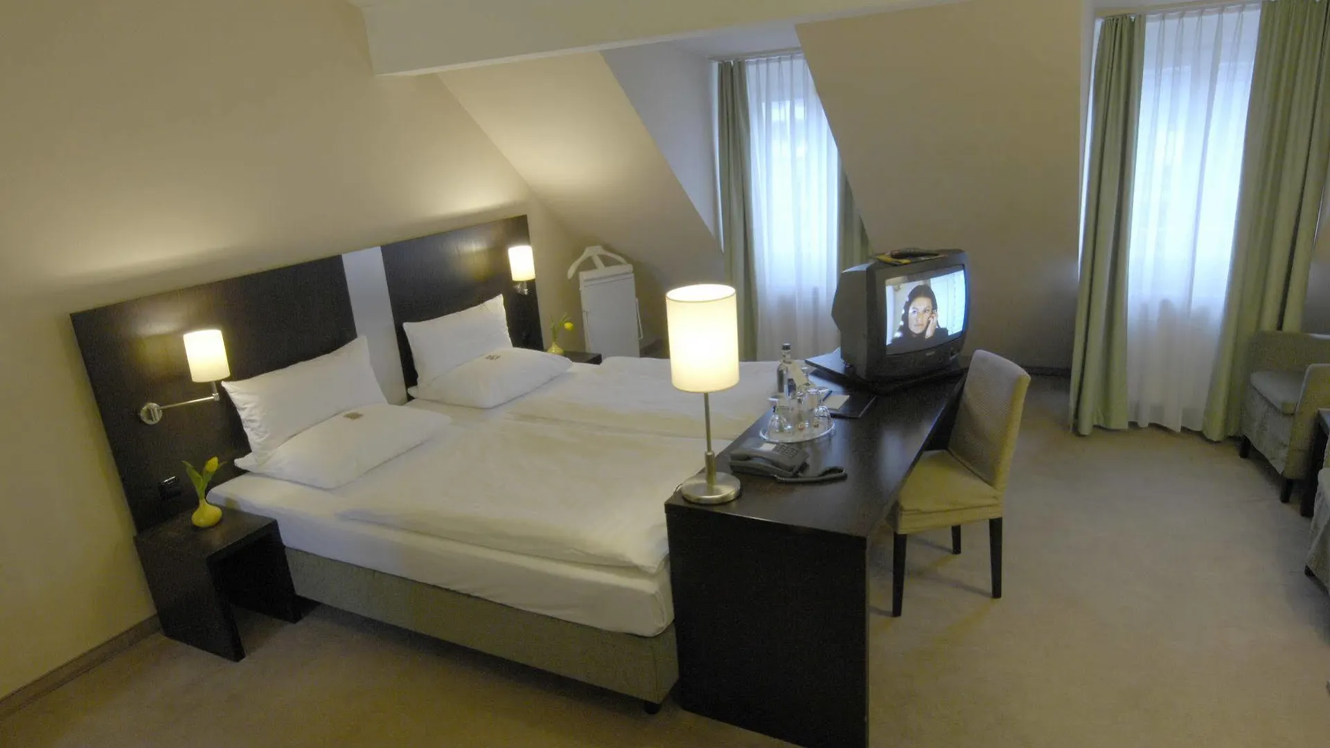**** Otel Astor & Aparthotel Köln Almanya